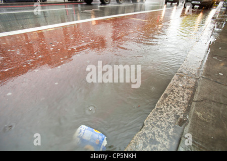 La pluie torrentielle inonde les gouttières d'un orage dans la région de Kings Cross, London, UK. Banque D'Images