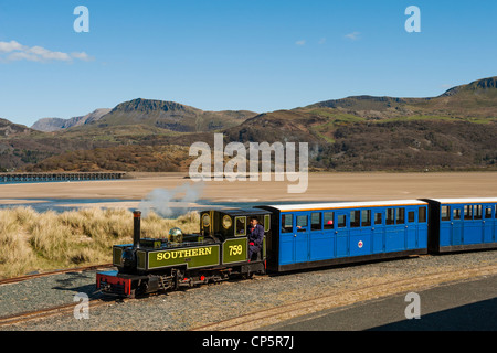 Le train à vapeur miniature Fairbourne Cadair Idris, avec en arrière-plan la montagne, Gwynedd, au nord du Pays de Galles UK Banque D'Images