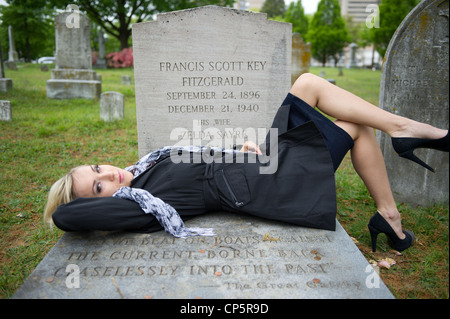 Poussant la marguerite - Blond woman at F.Scott Fitzgerald Gravesite avec grand Gatsby citer, Rockville Maryland Banque D'Images
