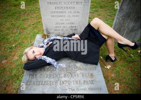 Poussant la marguerite - Blond woman at F.Scott Fitzgerald Gravesite avec grand Gatsby citer, Rockville Maryland Banque D'Images