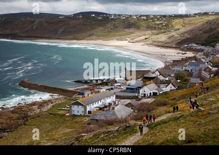 Les gens qui marchent le long de la south west coast path dans sennen cove angleterre Cornwall en vue de Whitesand Bay et la plage de sable Banque D'Images