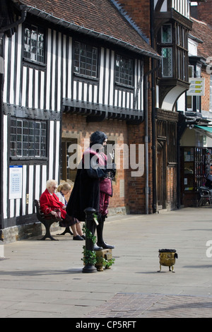 Un artiste mime et musicien ambulant dans les rues de Stratford-upon-Avon en Angleterre sur la rivière Avon Banque D'Images