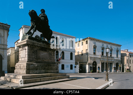 Veneto - Rovigo, Piazza Garibaldi, avec la statue équestre de Giuseppe Garibaldi Ettore Ferrari, 1886-1896 Banque D'Images