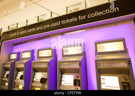 Distributeurs automatiques à St Pancras Station, London, UK. Banque D'Images