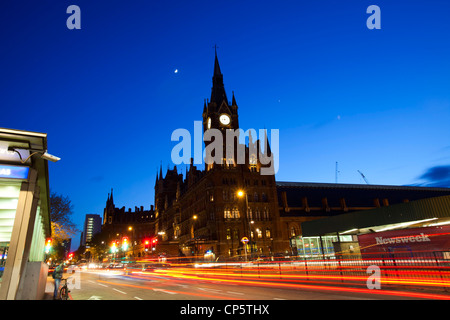 Euston road et St Pancras gare à la brunante, Londres, Royaume-Uni. Banque D'Images