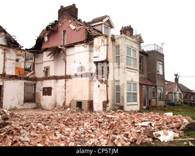 Démolition de maisons qui étaient près de falaise, et tomber dans la mer happisburgh, Norfolk, Angleterre Banque D'Images