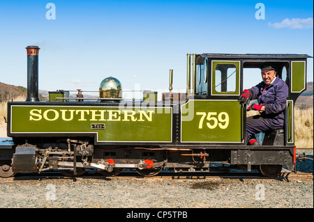 Un pilote de la vapeur dans la cabine de la Fairbourne (près de Barmouth) Train à vapeur miniature, Gwynedd, au nord du Pays de Galles UK Banque D'Images