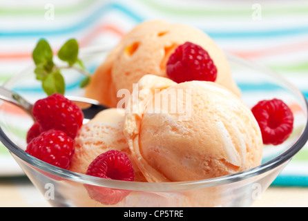 La crème glacée Mangue Orange ou dessert garni de framboises Banque D'Images