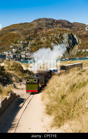 Le train à vapeur miniature Dolgellau Barmouth Wirth, dans l'arrière-plan Gwynedd, au nord du Pays de Galles UK Banque D'Images