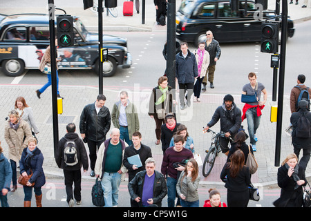 Les piétons à un passage à niveau à Kings Cross, Londres, Royaume-Uni. Banque D'Images