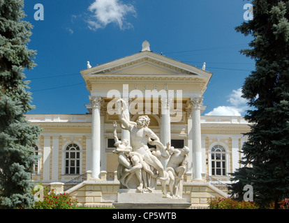 Groupe de sculptures "Laocoön et ses fils' en face de la façade du Musée Archéologique d'Odessa, Ukraine, Europe Banque D'Images