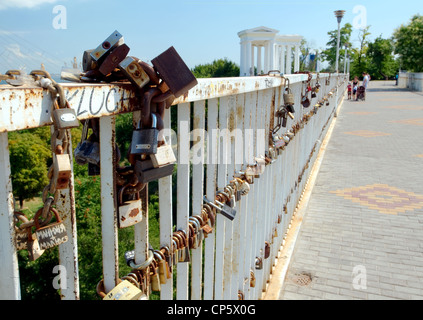 Les verrous sur la belle-mère's Bridge, l'amour de caractère, Odessa, Ukraine, Europe Banque D'Images