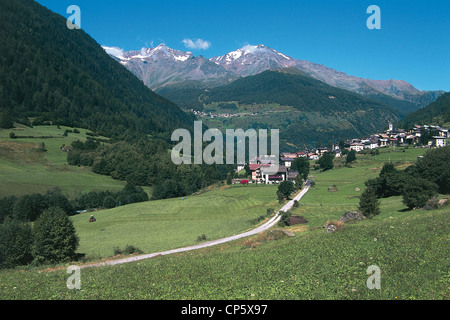 Trentin-haut-Adige - Val di Sole (Val) - Peio Peio (Pejo, TN), Celledizzo village. Dans l'arrière-plan le col du Stelvio. Banque D'Images