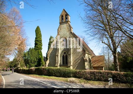 Christ Church Coldharbor Dorking Surrey jonction de Abinger Road avec Broomhall Road Leith Hill avec quatre cyclistes Banque D'Images