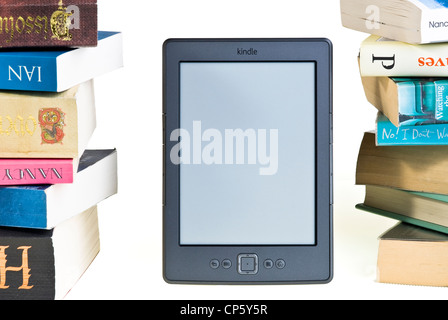 E-reader Kindle avec une grande pile de livres. Banque D'Images