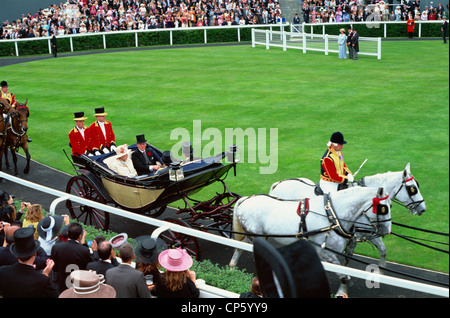 L'Angleterre, l'Ascot, SON ALTESSE ROYALE LA Reine Elizabeth et le Prince Phillip entrant Royal Ascot Races Banque D'Images