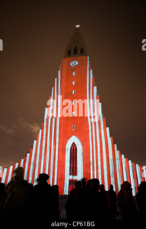 Spectacle de lumière laser sur l'église Hallgrimskirkja, Reykjavik, IcelandAnnual Winter Lights Festival à Reykjavik Banque D'Images