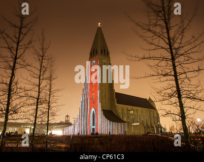 Spectacle de lumière laser sur l'église Hallgrimskirkja, Reykjavik, IcelandAnnual Winter Lights Festival à Reykjavik Banque D'Images