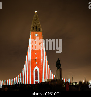 Spectacle de lumière laser sur l'église Hallgrimskirkja, Reykjavik, IcelandStatue d'explorateur Leif Eriksson. Festival de feux d'hiver annuel Banque D'Images