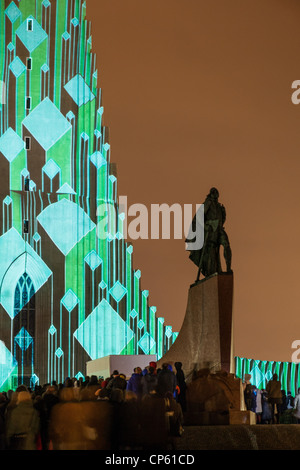 Spectacle de lumière laser sur l'église Hallgrimskirkja, Reykjavik, IcelandStatue d'explorateur Leif Eriksson. Festival de feux d'hiver annuel Banque D'Images