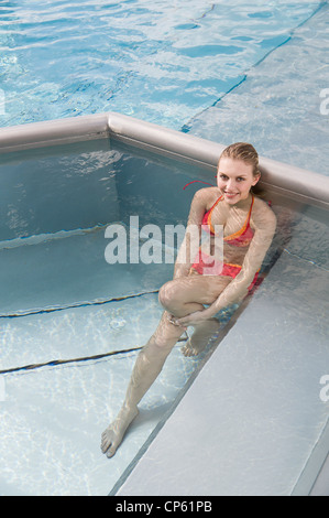 L'Allemagne, en Rhénanie du Nord-Westphalie, Dusseldorf, young woman in swimming pool, smiling, portrait Banque D'Images