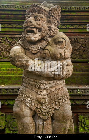 La forêt des singes d'Ubud est une réserve naturelle et complexe des temples à Ubud, Bali, l'une des principales attractions de l'île. Banque D'Images