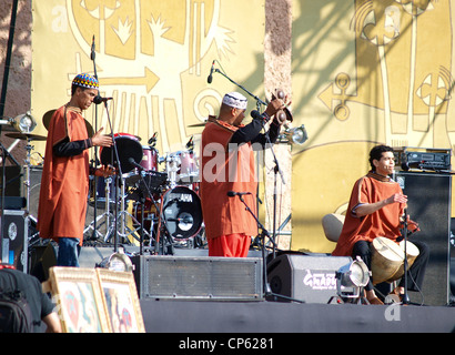 Des musiciens Gnawa sur la scène du festival annuel à Essaouira Banque D'Images