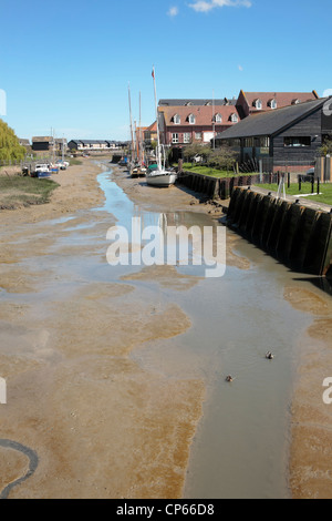 Faversham Creek à marée basse. Certains canards nager jusqu'à la voie navigable. Banque D'Images