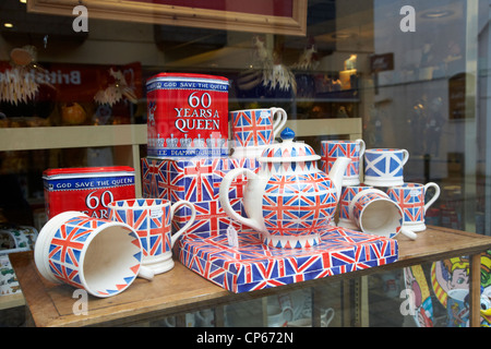 Queens Diamond Jubilee marchandise dans une vitrine dans Fort William Scotland UK Banque D'Images