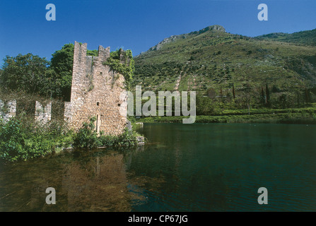 Latium - Cisterna di Latina (LT) - jardins de Ninfa, Oasis WWF. Ruines du château. Banque D'Images