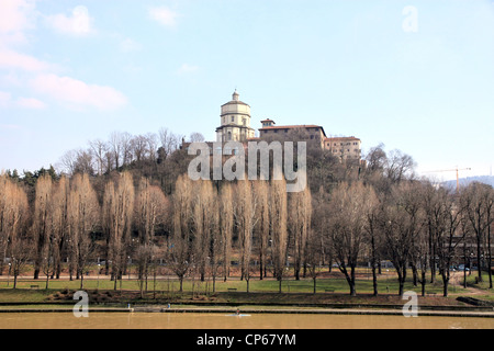 Une vue de la rivière Po de l'église Santa Maria del Monte à Turin, Italie Banque D'Images