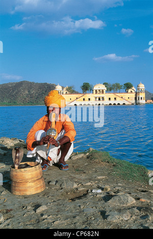 Inde Rajasthan JAIPUR charmeurs de LAC DANS L'ARRIÈRE-PLAN ET Jal Mahal Palace Banque D'Images