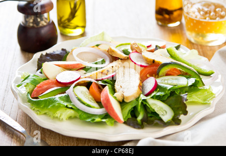 Salade de poulet grillé avec Apple Banque D'Images