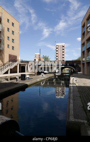 Grand angle de vue de la route commerciale Lock, Regents Cannal, Limehouse, Tower Hamlets, London Banque D'Images