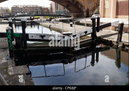 Close-up de la route commerciale, blocage sur le Regents Canal, Limehouse, Tower Hamlets Banque D'Images