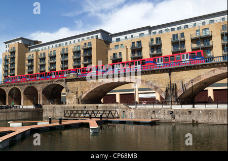 Viaduc en brique portant le Docklands Light Railway, à la Limehouse Basin, Tower Hamlets, London. Banque D'Images