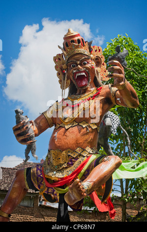 Ogoh ogoh-statues sont construites pour l'Ngrupuk défilé, qui a lieu la veille du jour Nyepi à Bali, Indonésie. Très effrayant. Banque D'Images