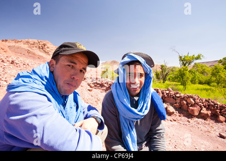 Guides berbères sur un trek dans la région de Djebel Sirwa de l'Anti Atlas montagnes du Maroc, l'Afrique du Nord. Banque D'Images