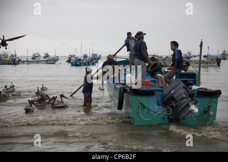 L'Equateur Côte Pacifique Puerto Lopez village de pêche de capture étant débarqué. matin Banque D'Images