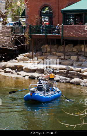 Les clients de Boathouse restaurant Cantina regarder à partir d'une terrasse en plein air comme les pêcheurs à la mouche dans une flotte guidée en bateau la rivière Arkansas Banque D'Images