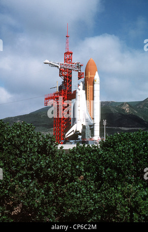 La navette spatiale Enterprise est positionnée sur le complexe de lancement spatial 6, connu sous le nom de SLICK 6, en cours de vérifications préalables au lancement afin de s'assurer que les procédures de lancement appropriées et que les systèmes sont prêts pour les opérations de la navette. Banque D'Images