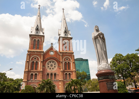 La cathédrale Notre-Dame et statue de Vierge Marie, Ho Chi Minh Ville (Saigon), Vietnam, Banque D'Images