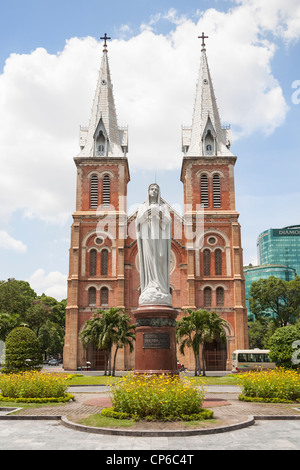 La cathédrale Notre-Dame et statue de Vierge Marie, Ho Chi Minh Ville (Saigon), Vietnam, Banque D'Images