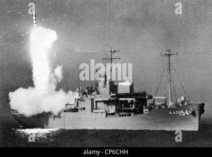 L'île d'observation USS (E-AG-154) de 28 pieds de tir de missiles d'essai Polaris Banque D'Images