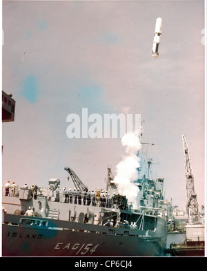 L'île d'observation USS (E-AG-154) des essais de tir de missile Polaris Banque D'Images