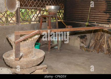 Machine primitive pour retirer les cosses de riz, Ben Dinh, Cu Chi, près de Ho Chi Minh Ville (Saigon), Vietnam, Banque D'Images