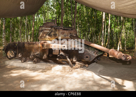 American M41 tank détruit pendant la guerre du Vietnam, Ben Dinh, Cu Chi, près de Ho Chi Minh Ville (Saigon), Vietnam, Banque D'Images