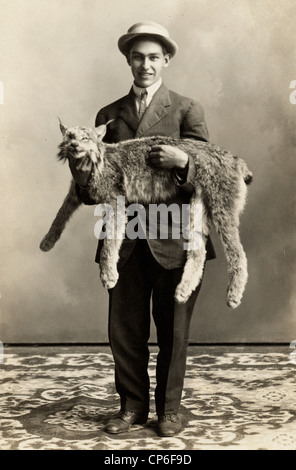 Jeune homme avec un énorme chat Banque D'Images