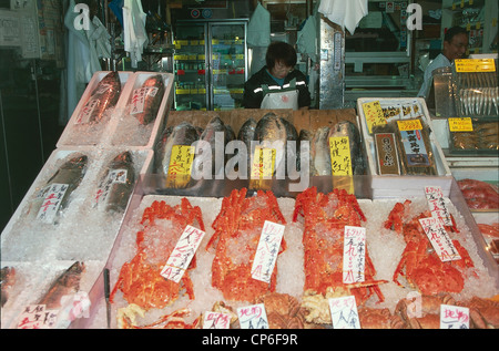 Japon - Hokkaido. Nijo Sapporo Marché aux poissons. Tour d'un poisson Banque D'Images