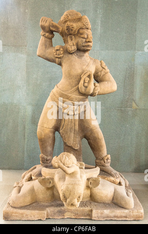 Une statue de pierre de Dvarapala qui gardaient la passerelle, Musée de Sculpture Cham de Danang, Danang, Vietnam Banque D'Images